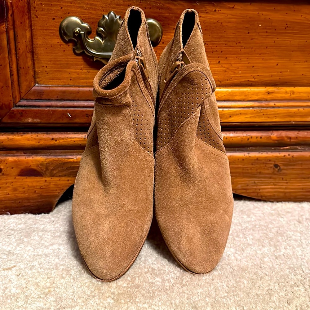 Women’s suede Gianni Bini ankle boots w/ zipper. 2” heel.